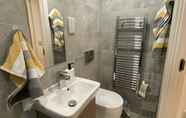 In-room Bathroom 6 Modern 2 Bed Apartment With Juliet Balcony - DHB Stays