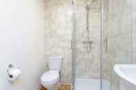 Toilet Kamar Luxury Burgess Apartments