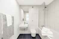 Toilet Kamar Impeccable 1-bed Apartment in London City