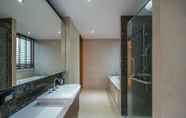 Toilet Kamar 4 Privilege A1- Private Pool sea View Apartment on Kalim bay