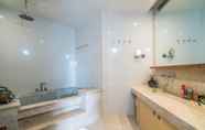 Toilet Kamar 7 Beachfront Apartment - Walk in the Sand