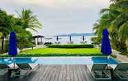 สระว่ายน้ำ 2 Beachfront Apartment - Walk in the Sand