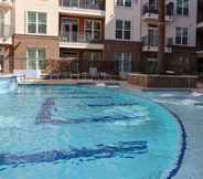 Swimming Pool 5 Modern 2BR Apartment Downtown Location