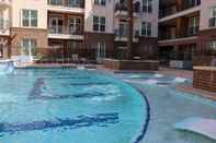 Swimming Pool Modern 2BR Apartment Downtown Location