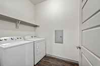 Accommodation Services Modern 2BR Apartment Downtown Location