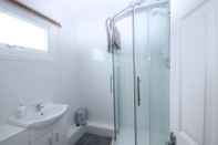 In-room Bathroom 20F Medmerry Park 2 Bedroom Chalet
