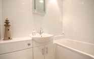 Phòng tắm bên trong 2 37A Medmerry Park 2 Bedroom Chalet