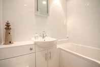 In-room Bathroom 37A Medmerry Park 2 Bedroom Chalet