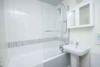 In-room Bathroom 17H Medmerry Park 2 Bedroom Chalet