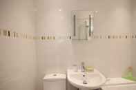 In-room Bathroom 29C Medmerry Park 2 Bedroom Chalet