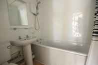 In-room Bathroom 37E Medmerry Park 2 Bedroom Chalet