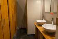 In-room Bathroom Yellow House - Deluxe Double Room With Bunk bed in Porto