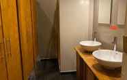 In-room Bathroom 2 Yellow House - Deluxe Double Room With Bunk bed in Porto