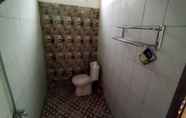 Toilet Kamar 3 Homestay Suparlan