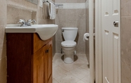 Toilet Kamar 7 110th Boutique Hotel