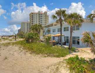 Exterior 2 Sea La Vie Beach Oceanfront Patio Pet Friendly