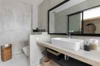 Toilet Kamar 4BR Luxe Pool Villa Canggu near Finns