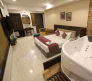 Phòng ngủ 4 Hotel Privya Rooms and banquet Surat