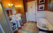 Toilet Kamar 7 The Lark & Loon Inn