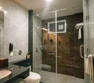 In-room Bathroom 7 Playotel Premier Guna