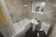 In-room Bathroom Beautiful 2 bed Cottage in the Centre of Richmond