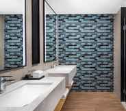 In-room Bathroom 6 Fairfield By Marriott Hangzhou Xiaoshan
