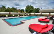 Swimming Pool 2 Inn at Fox Chase, BW Premier Collection