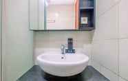 In-room Bathroom 4 Strategic Brand New 1BR Apartment @ Thamrin Residence