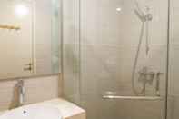 Toilet Kamar Exquisite & Spacious 2BR Apartment at La Riz Supermall Mansion