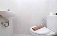 Toilet Kamar 2 Best Choice Studio at Evenciio Apartment near UI