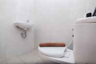 Toilet Kamar Cozy Studio at Evenciio Apartment near UI