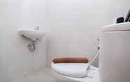 Toilet Kamar 6 Cozy Studio at Evenciio Apartment near UI