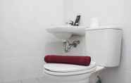 Toilet Kamar 4 Warm and Cozy Studio Patraland Urbano Apartment