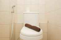 Toilet Kamar Chic and Cozy Studio at Riverview Jababeka Apartment