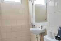 Toilet Kamar Spacious 2BR at Vida View Makassar Apartment