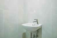 Toilet Kamar Best Deal Studio at Evenciio Apartment near Campus Area