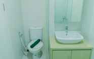 In-room Bathroom 2 Comfortable and Simply Studio Apartment at Tamansari Skylounge