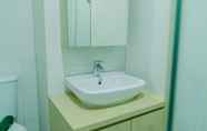 Toilet Kamar 3 Comfortable and Simply Studio Apartment at Tamansari Skylounge