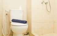 Toilet Kamar 3 Comfort and Minimalist Studio at Springlake Summarecon Bekasi Apartment