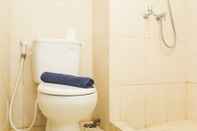 Toilet Kamar Comfort and Minimalist Studio at Springlake Summarecon Bekasi Apartment