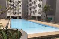 สระว่ายน้ำ Roomy 2BR Apartment at Jarrdin Cihampelas Apartment