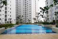 สระว่ายน้ำ White and Nice 1BR at Bassura City Apartment