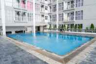 สระว่ายน้ำ Serene Luxurious Studio Room Apartment at Taman Melati Surabaya