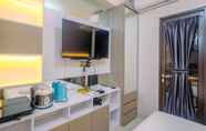 Kamar Tidur 4 Nice and Comfy Studio Apartment at Transpark Cibubur