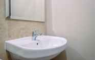 Toilet Kamar 2 Homey and Stylish Studio Room at Transpark Cibubur Apartment