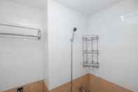 Toilet Kamar Comfort 2BR @ Green Pramuka City Apartment