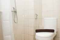 Toilet Kamar Nice and Elegant Studio at Riverview Jababeka Apartment