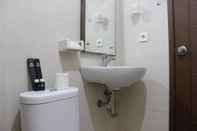 Toilet Kamar Spacious Studio Room at Sudirman Suites