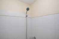 Toilet Kamar Nice and Comfy 1BR Apartment at MT Haryono Residence