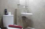 Toilet Kamar 5 Spacious 1BR with Great View at Marbella Suites Dago